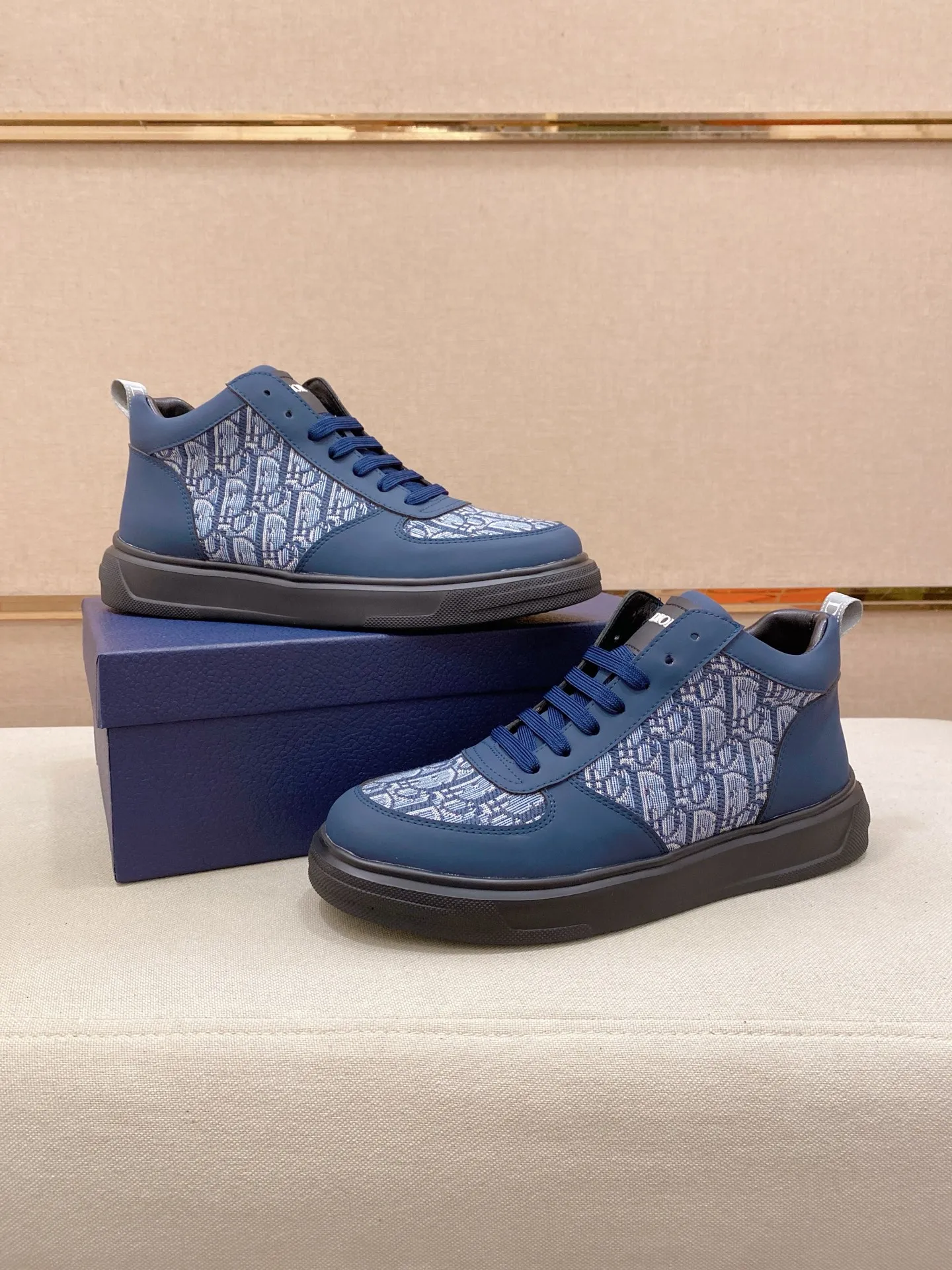 Men's shoes💰 440💰🇮🇹🇮🇹Dior d The new high-tops are on sale at the same time at the counter. The uppers are 🇮🇹 Italian imported first-layer cowhide, and the fully imported sheepskin lining is 💪💪. It is a complete 1⃣️ to 1⃣️ replica 🇮🇹💪💪. ⚠Sole: The original sole is specially provided by the original factory. The exclusive movable molded sole is super comfortable. ⚠Original factory follow-up goods, 🔍🔍high quality, you can enter and exit the counter at will, welcome to compare⚠. Code number:38-44